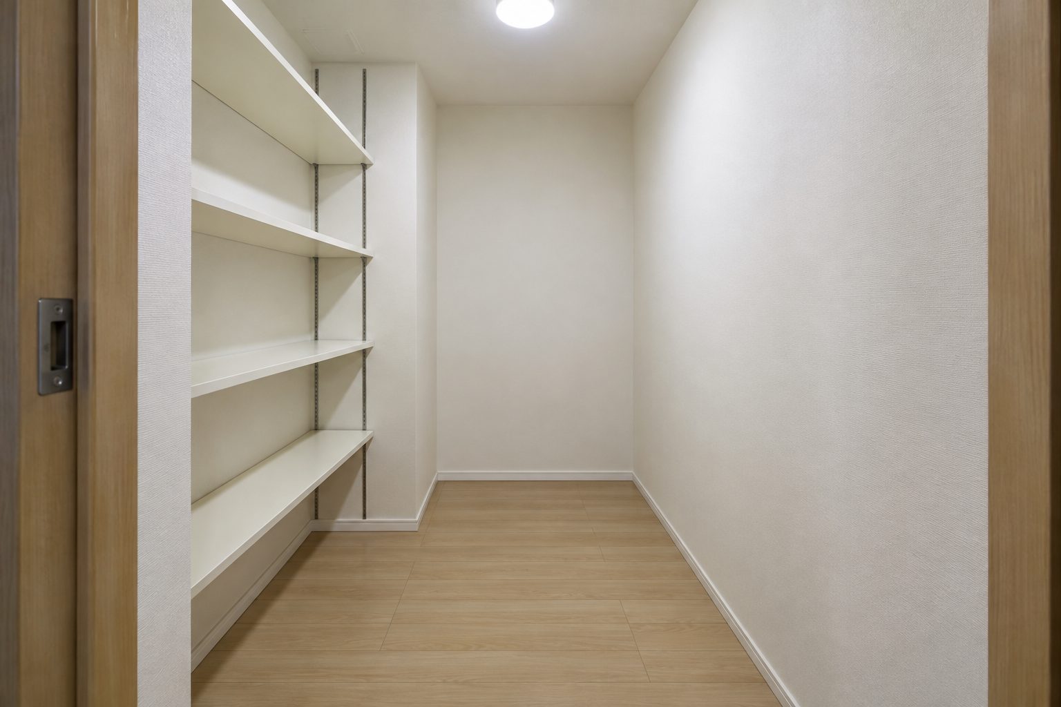 不用品が片付き、すっきりとした物置の様子